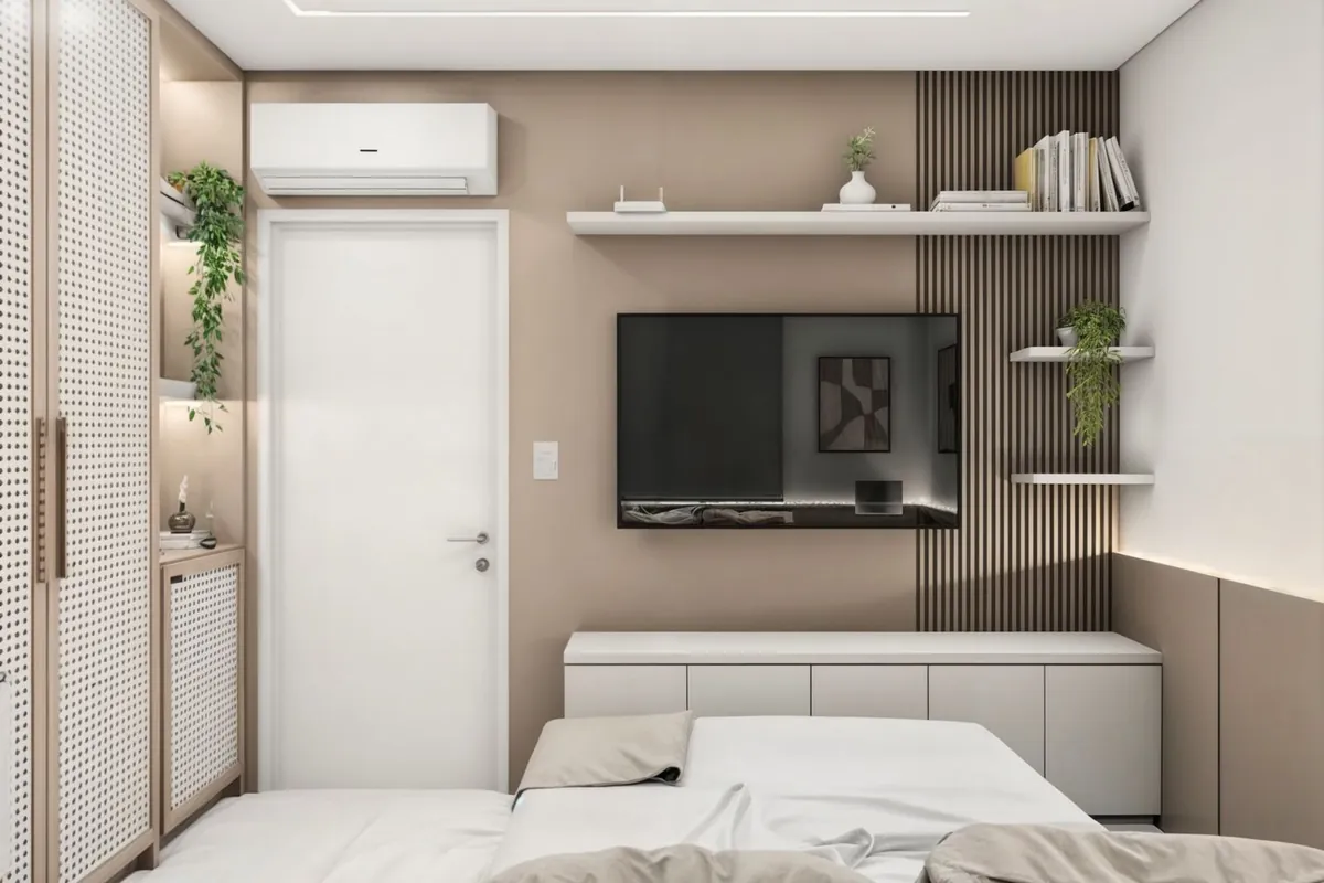 Mesmo quarto depois do projeto, com armário em palhinha, painel de TV e prateleiras